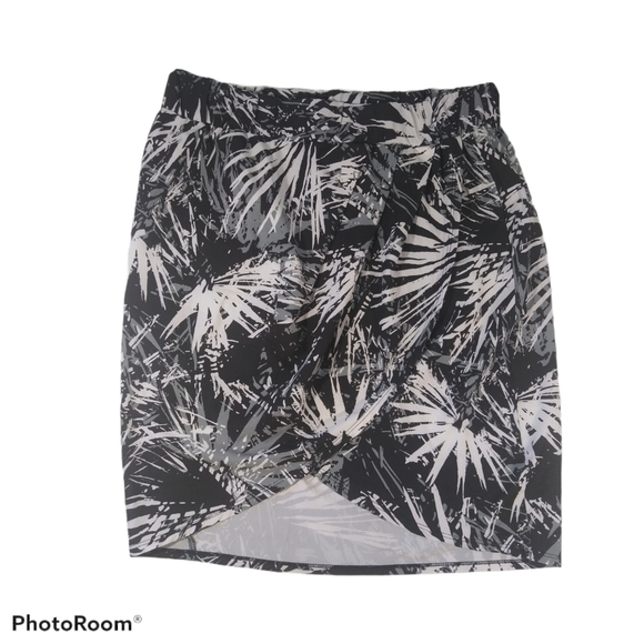Fabletics Dresses & Skirts - Fabletics medium sized tropical print skirt